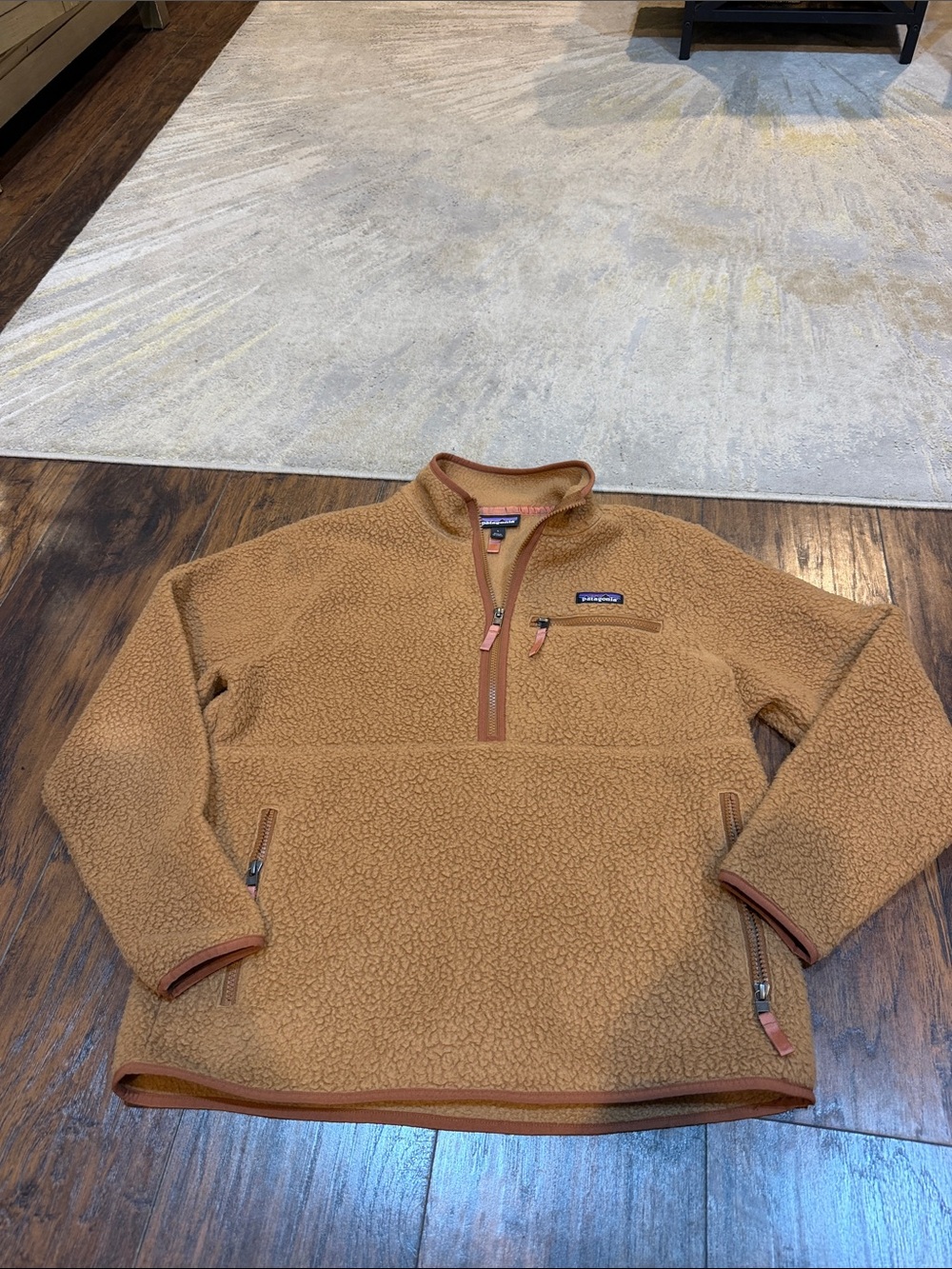 Patagonia Worn Wear
Women's Retro Pile Marsupial sweatshirt size L in GUc